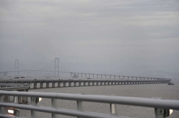 Той е част от много по-дълга система за свързване на градовете Шенжен на изток и Жонгшан на запад. Има тунели и пътища като част от схемата, а мостът стана част от нея едва през 2024-а.
Изграждането на  "Шенжен-Джонгшан" отне седем години и струваше около $4,75 милиарда. Това го прави един от най-скъпите инфраструктурни проекти в Китай. Разпростира се над устието на Перлената река. Сега превозва 100 000 превозни средства на ден, но имаше задръствания, когато беше отворен за първи път). Просто много шофьори искаха да го видят.